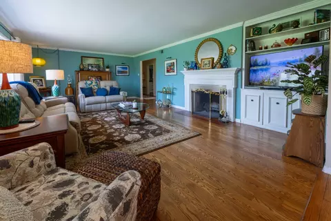 Living - 6 Marquette Ln, Kankakee, IL 60901 photo 2 of 4