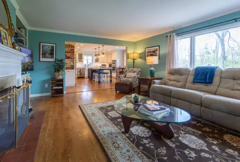 Living - 6 Marquette Ln, Kankakee, IL 60901 photo 3 of 4