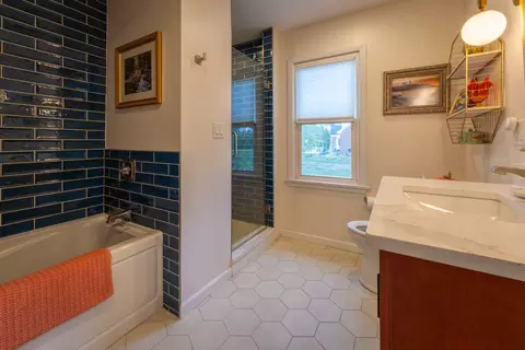 Bath - 6 Marquette Ln, Kankakee, IL 60901 photo 2 of 8