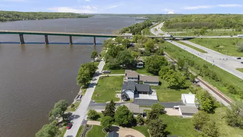 1401 Canal Shore Dr, Leclaire, IA 52753