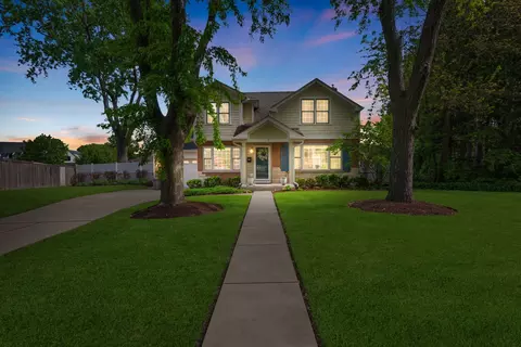 2 Algonquin Rd, Clarendon Hills, IL 60514
