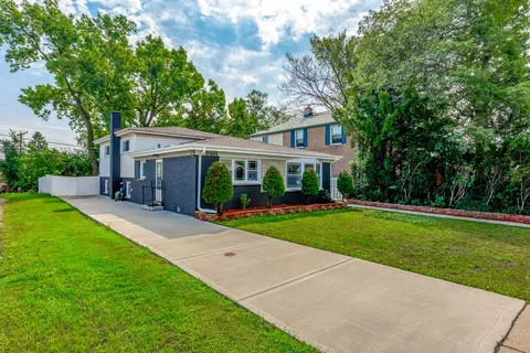 8461 Gross Point Rd, Skokie, IL 60077