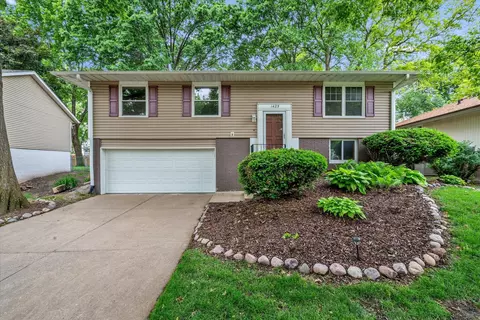 1425 W 54th St, Davenport, IA 52806