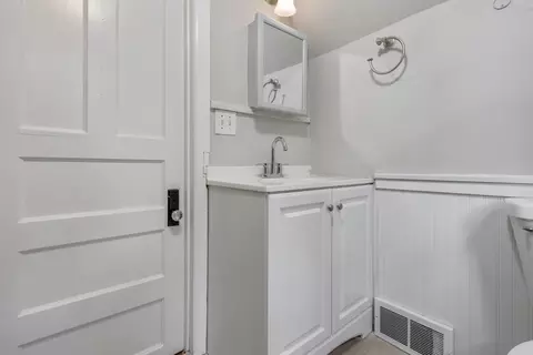 Bath - 148 Wildwood Rd, Algonquin, IL 60102 photo 1 of 2