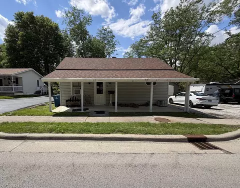 1026 N Market St, Monticello, IL 61856
