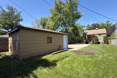 Exterior - 963 E Prairie St, Des Plaines, IL 60016 photo 3 of 4