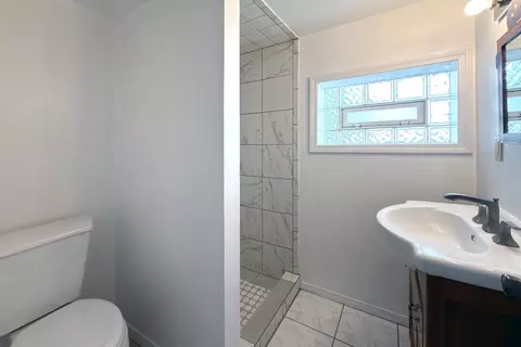 Bath - 963 E Prairie St, Des Plaines, IL 60016 photo 2 of 3