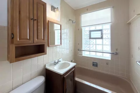 Bath - 963 E Prairie St, Des Plaines, IL 60016 photo 1 of 3
