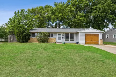 1124 12th St, Dewitt, IA 52742