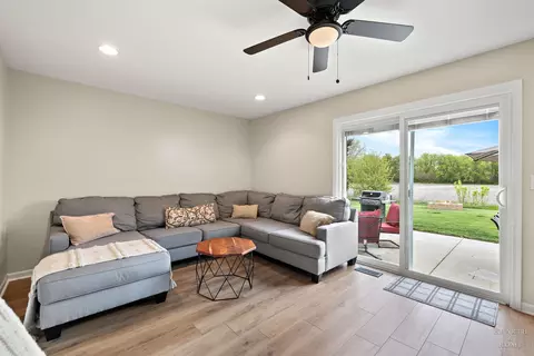 Living - 5832 Landcaster Cir, Mchenry, IL 60050 photo 4 of 4