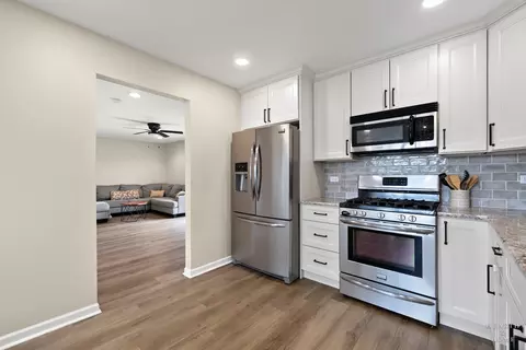 Kitchen - 5832 Landcaster Cir, Mchenry, IL 60050 photo 2 of 2