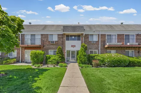 10381 Dearlove Rd #2A, Glenview, IL 60025