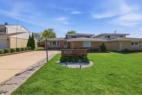 8525 Blue Ridge Ave, Hickory Hills, IL 60457