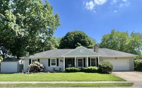 1219 Royal Oaks Dr, Davenport, IA 52806