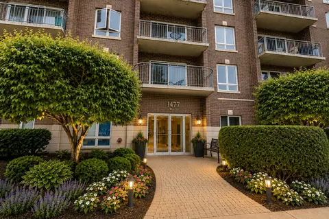 1477 E Thacker St #205, Des Plaines, IL 60016
