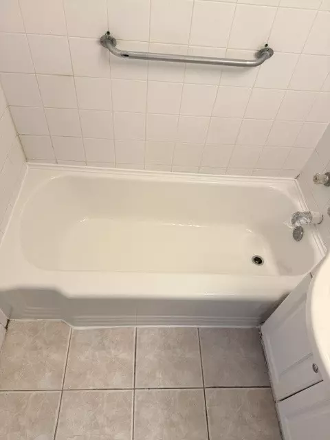 Bath - 14633 Keystone Ave #2D, Midlothian, IL 60445 photo 2 of 2