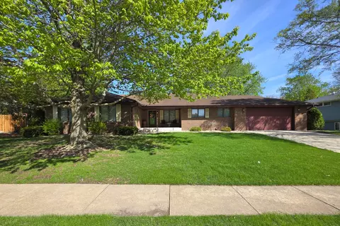 204 Carriage Dr, Morris, IL 60450