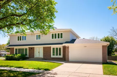 1829 E Bittersweet Ln, Mount Prospect, IL 60056