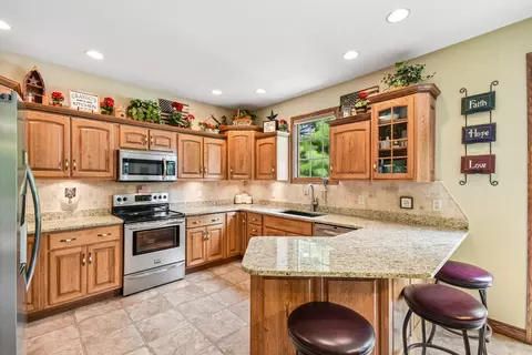 Kitchen - 1041 Lakeview Dr, Morris, IL 60450 photo 2 of 4