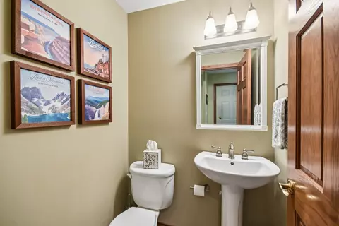 Bath - 1041 Lakeview Dr, Morris, IL 60450 photo 3 of 5