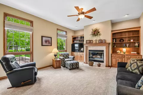 Living - 1041 Lakeview Dr, Morris, IL 60450 photo 1 of 3
