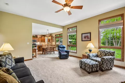 Living - 1041 Lakeview Dr, Morris, IL 60450 photo 2 of 3