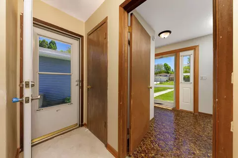 Entry Way - 1403 E Lowden Ave, Wheaton, IL 60189 photo 2 of 3