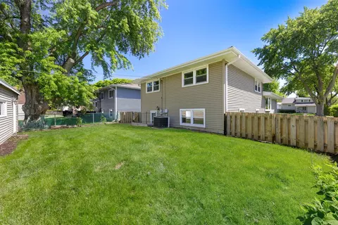 Exterior - 1403 E Lowden Ave, Wheaton, IL 60189 photo 4 of 7