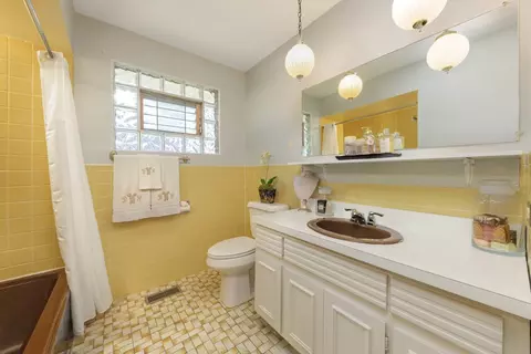 Bath - 1403 E Lowden Ave, Wheaton, IL 60189 photo 1 of 4