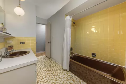 Bath - 1403 E Lowden Ave, Wheaton, IL 60189 photo 2 of 4