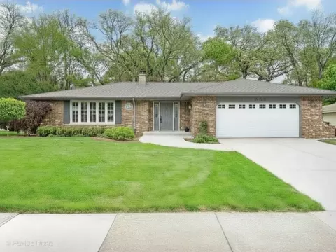 16 W660 89th Pl, Willowbrook, IL 60527