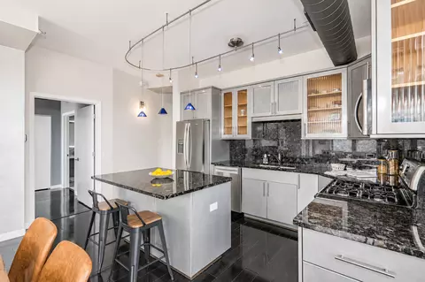 Kitchen - 1200 W Monroe St #901, Chicago, IL 60607 photo 2 of 2