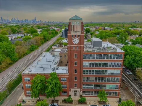 1801 W Larchmont Ave #305, Chicago, IL 60613