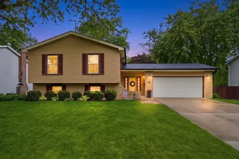 1940 Brentwood Ln E, Wheaton, IL 60189