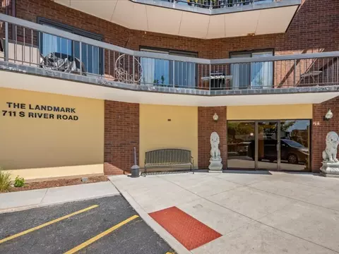 711 S River Rd #606, Des Plaines, IL 60016