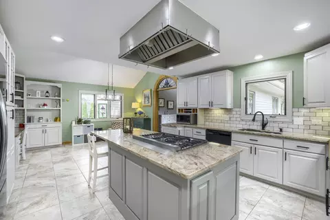 Kitchen - 39 W526 Lori Ln, Elgin, IL 60124 photo 1 of 5