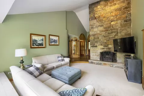 Living - 39 W526 Lori Ln, Elgin, IL 60124 photo 2 of 5