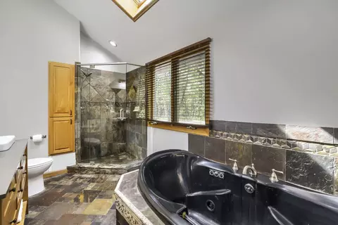 Bath - 39 W526 Lori Ln, Elgin, IL 60124 photo 1 of 6
