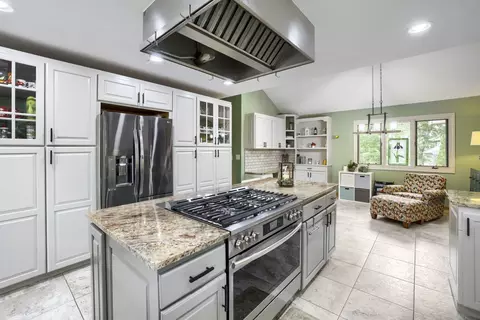 Kitchen - 39 W526 Lori Ln, Elgin, IL 60124 photo 2 of 5