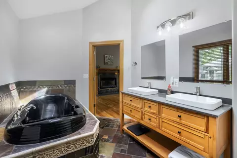 Bath - 39 W526 Lori Ln, Elgin, IL 60124 photo 2 of 6
