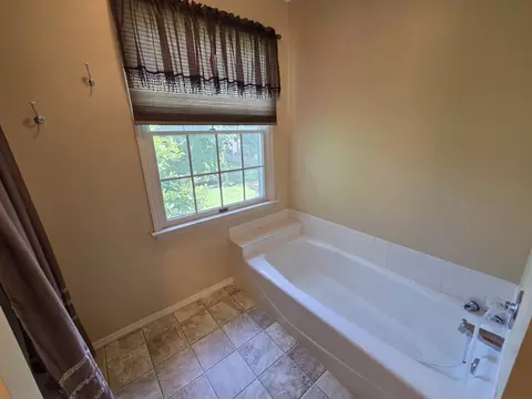 Bath - 3404 Windmill Rd, Bloomington, IL 61704 photo 2 of 5