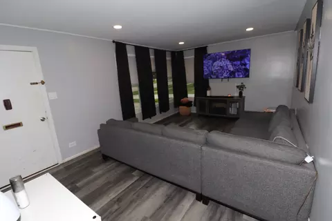 Living - 2702 Saint James St, Rolling Meadows, IL 60008 photo 2 of 3