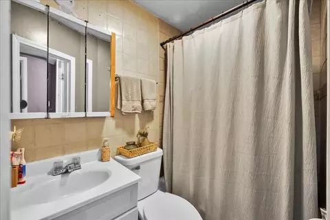 Bath - 817 Front St, Aurora, IL 60505 photo 1 of 4