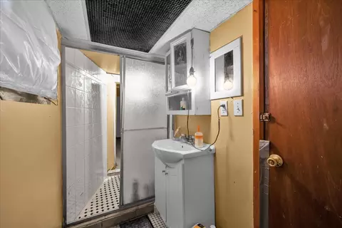 Bath - 817 Front St, Aurora, IL 60505 photo 3 of 4