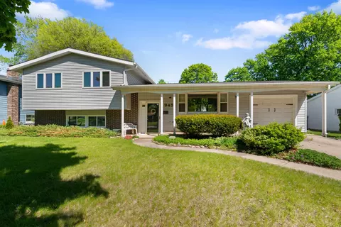 945 Nottingham Ln, Crystal Lake, IL 60014