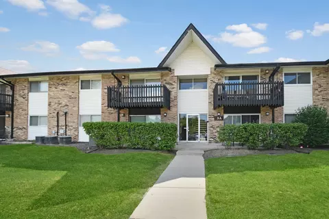 3 Kingery Quarter # A, Willowbrook, IL 60527