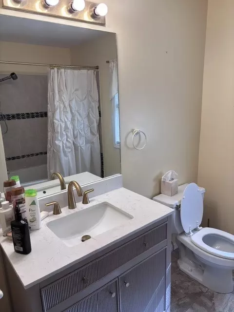 Bath - 712 W Monroe St, Bloomington, IL 61701 photo 2 of 3
