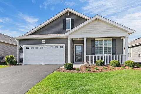 979 Crestview Ln, Pingree Grove, IL 60140