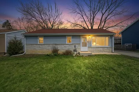 349 Woodland Dr, Grayslake, IL 60030