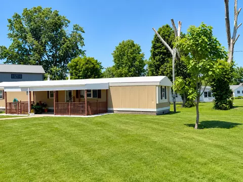 105 N Hickory St, Farina, IL 62838